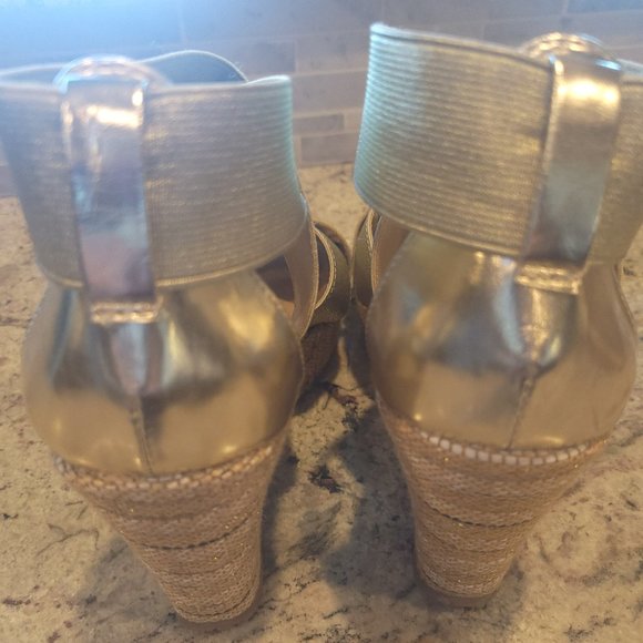 Kenneth Cole Reaction Rattan Wedge-Metallic Gold Sandal, Size 8Med - Picture 4 of 6